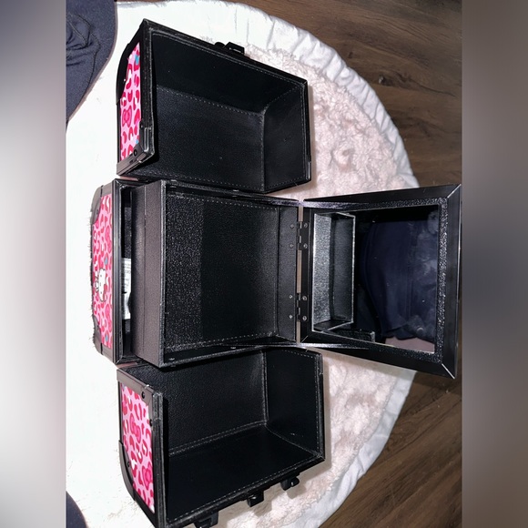 Impressions x hello kitty makeup chest - Picture 3 of 3